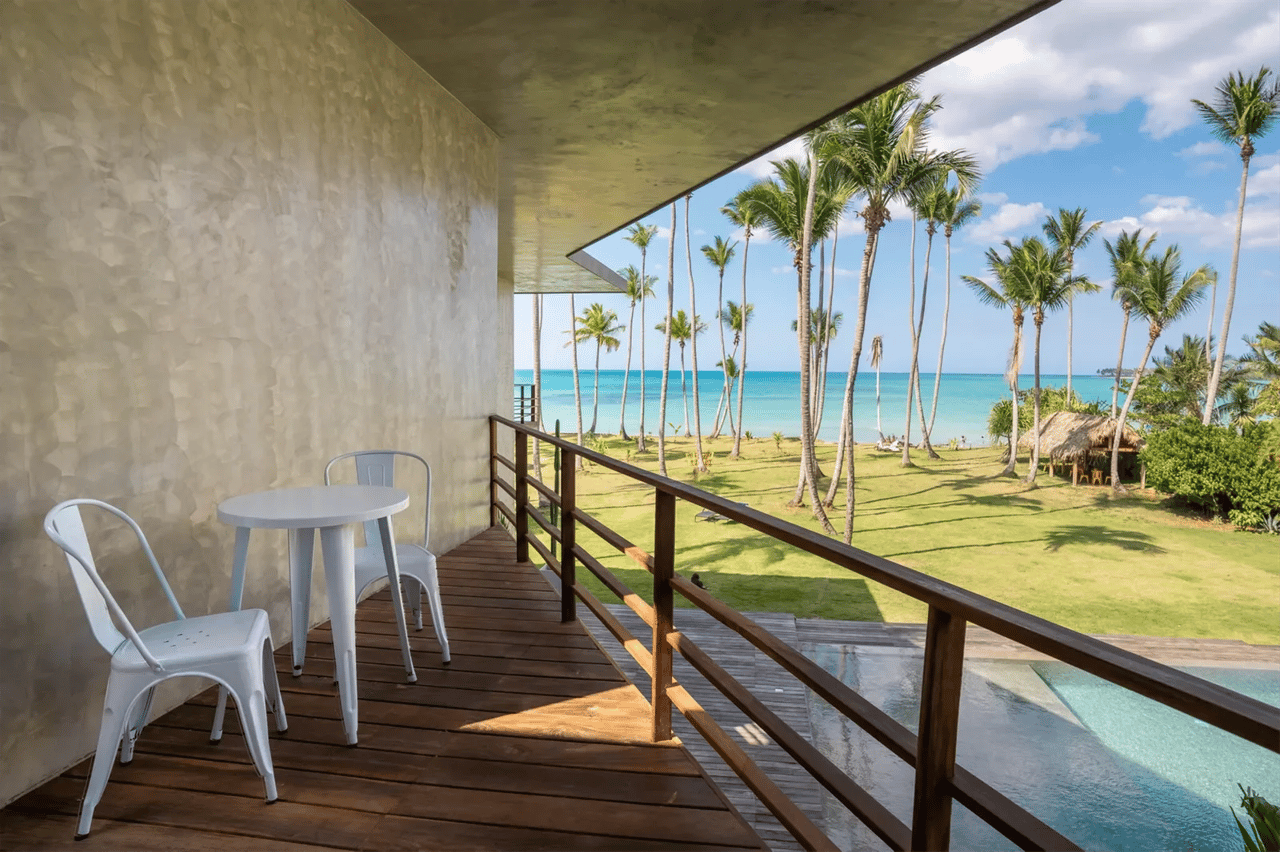 Beachfront Luxury Retreat: Contemporary Villa With Stunning Views and Unrivaled Amenities