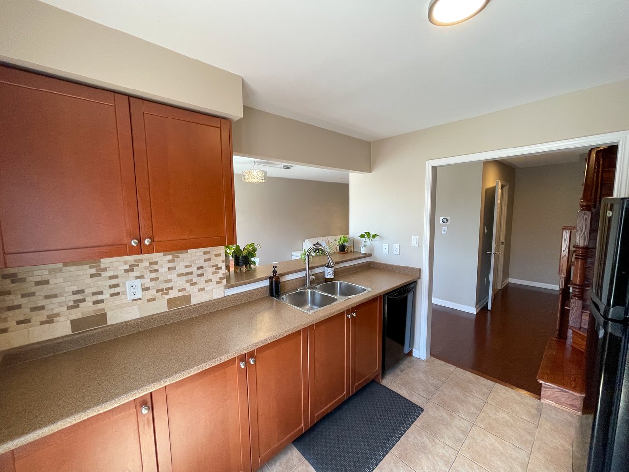 877 Willingdon Cres