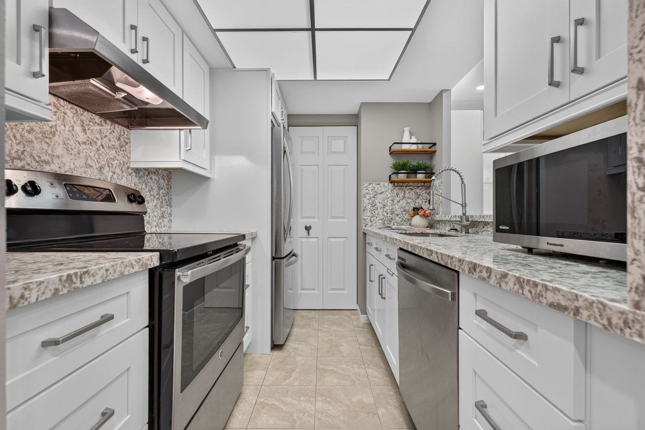 221 - 1001 Cedarglen Gate