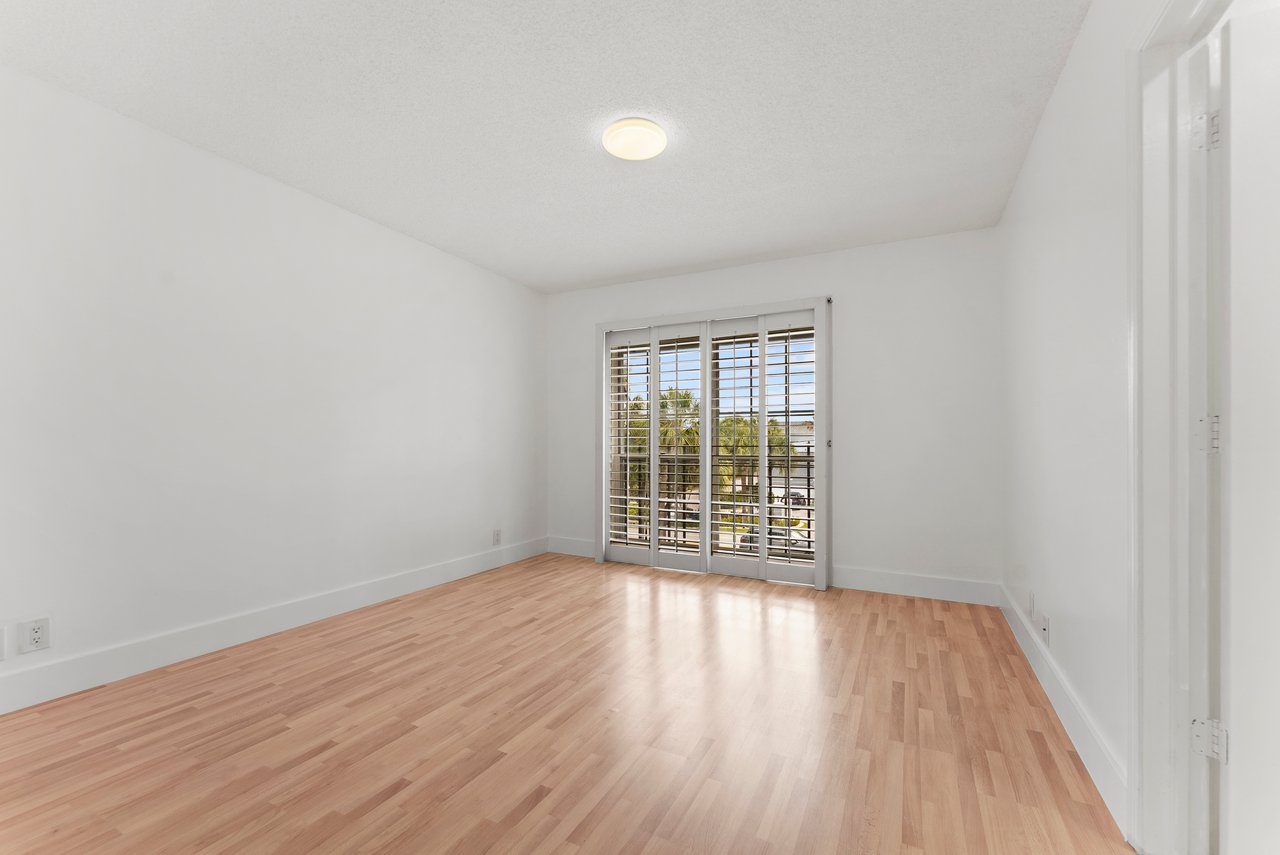 1194 Hillsboro Mile, Unit 72