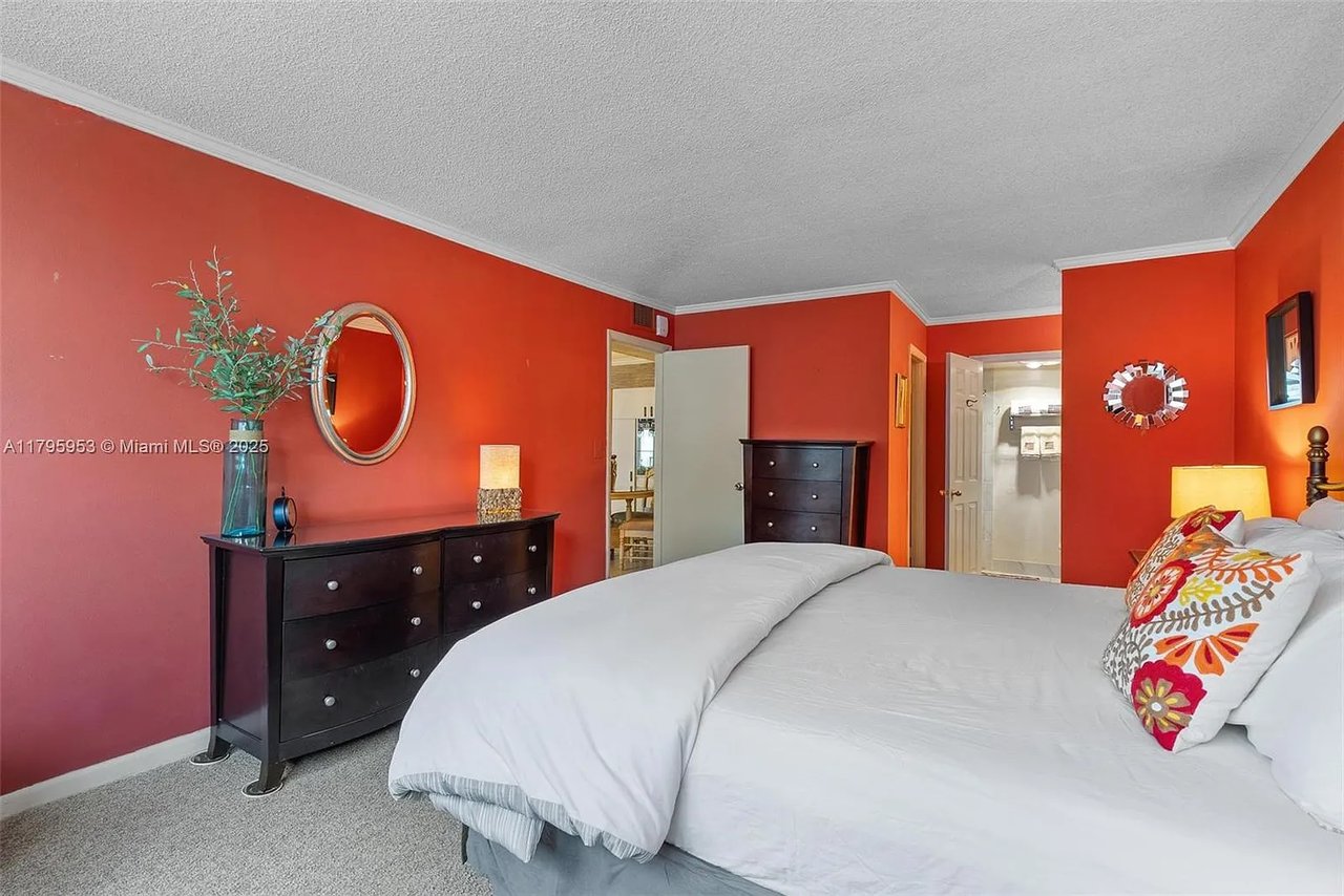 1239 Hillsboro Mile Apt 203
