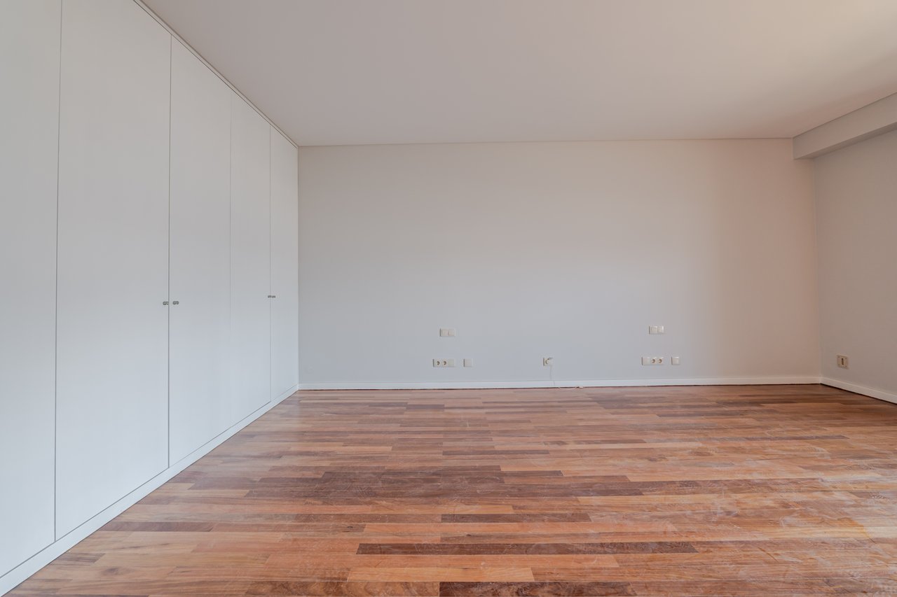 Luxury 5-Bedroom Apartment with Balcony & Private Garage in Foz do Douro, Porto