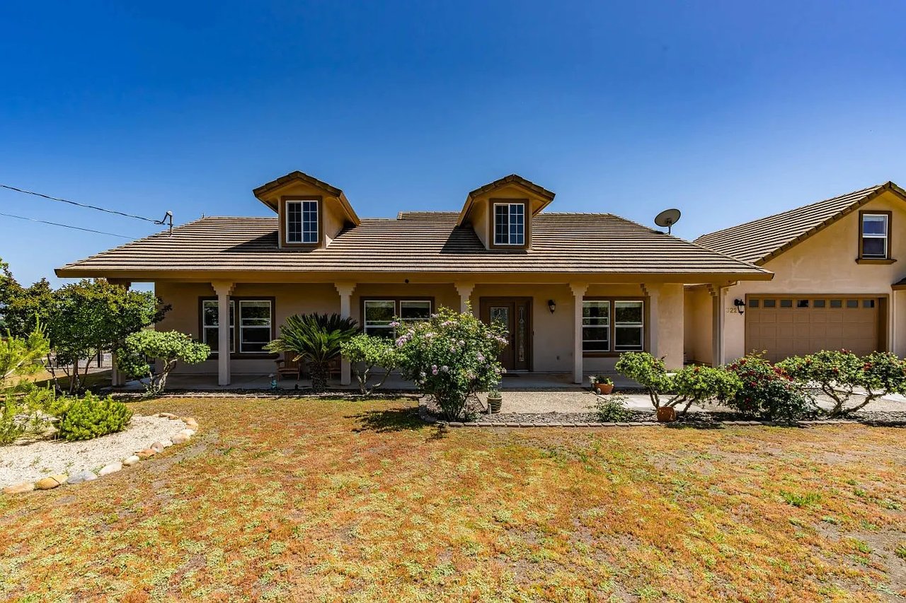 3221 Crestview Dr