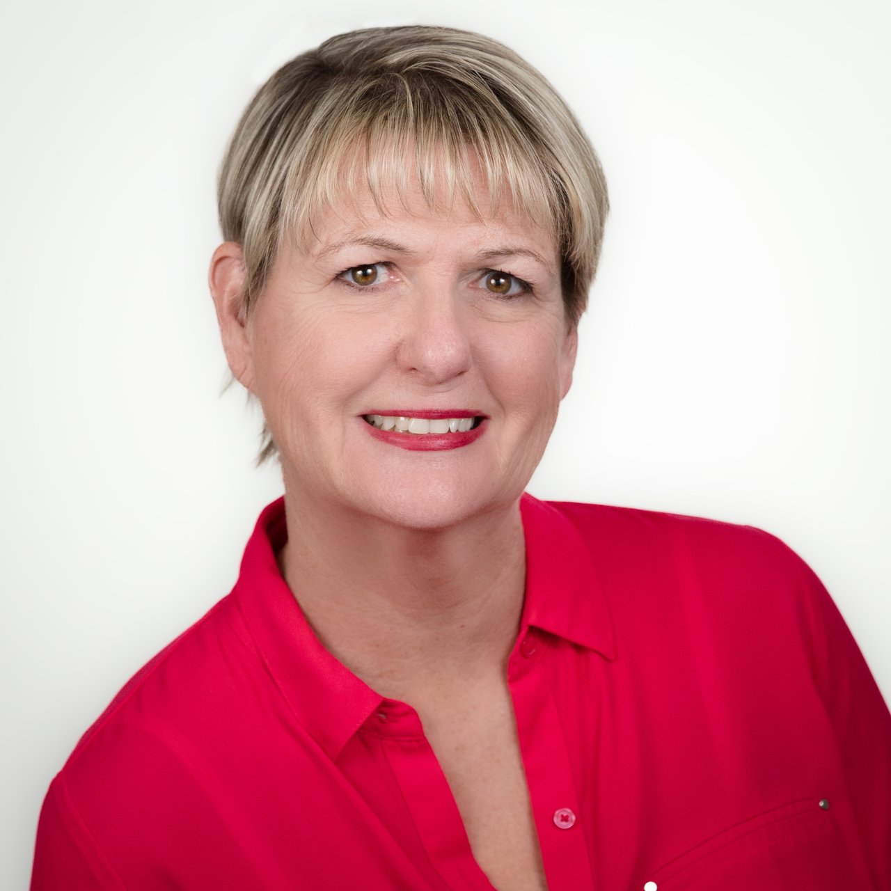 Cindy Holmstrom Bonsall, CA Real Estate Agent Headshot