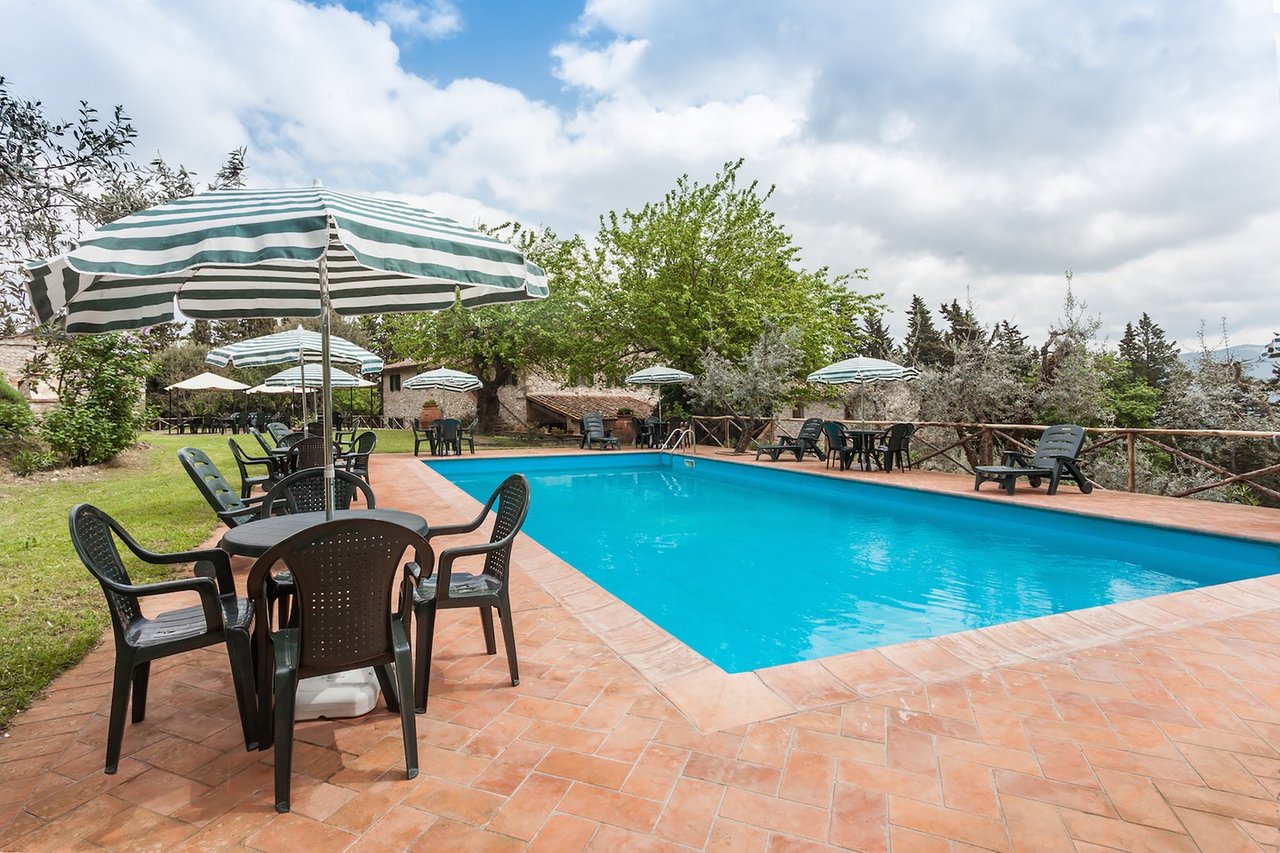 High End Country Villa With Apartments