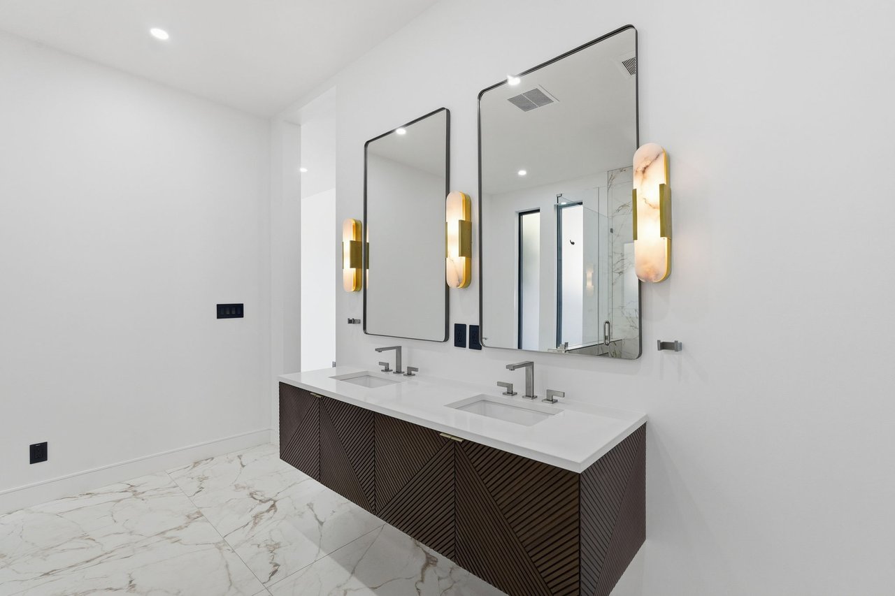 3106 N VALENCIA Lane