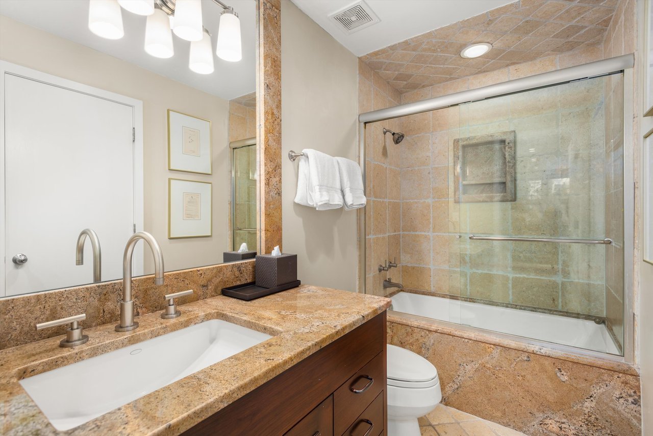Aspen Core Luxury: Walk to the Gondola from this Spacious Townhome