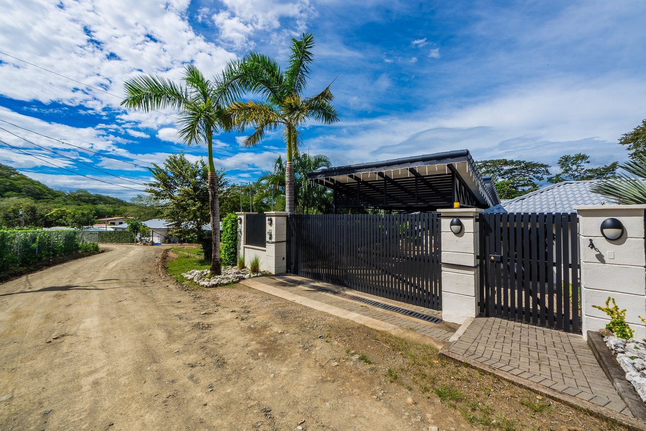 Casa Cielo | Luxurious Multifunctional Estate with Main House, Apartments, and Pool in Guanacaste!