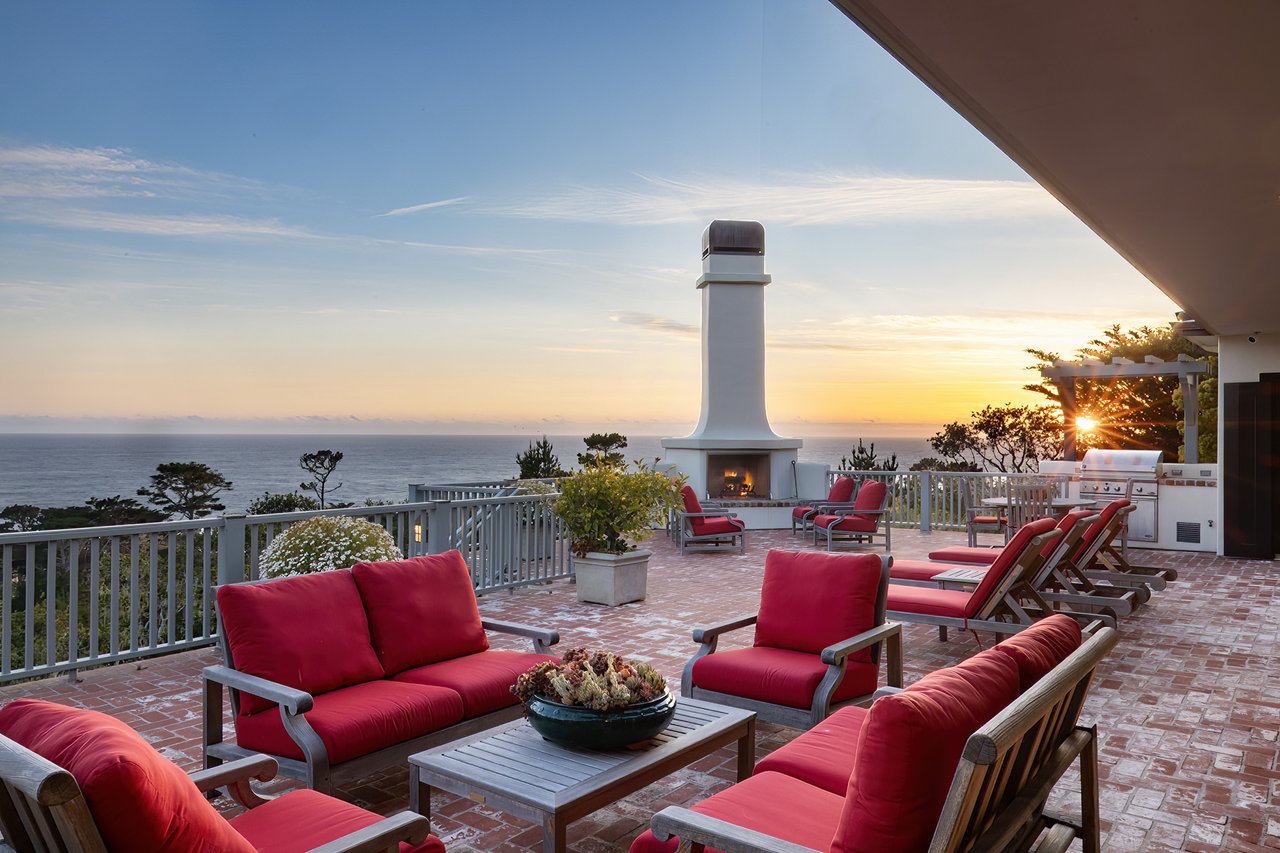 Commanding Views. Uncompromising Luxury.