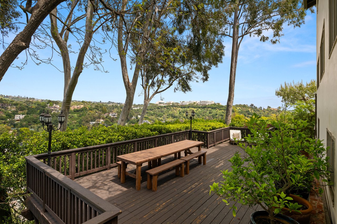 1018 N Tigertail Rd, Brentwood