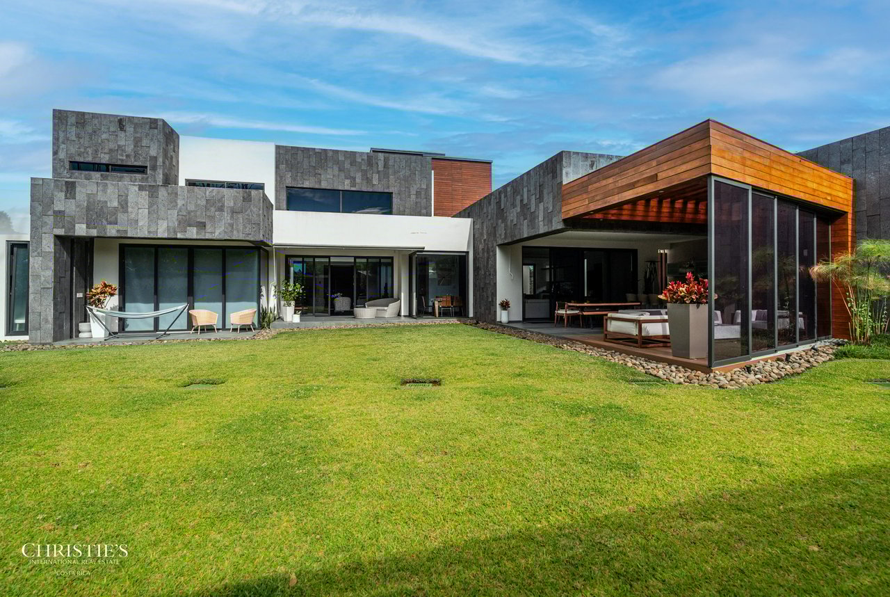 Modern Elegance with Panoramic Views – Exclusive Las Gemas Residence