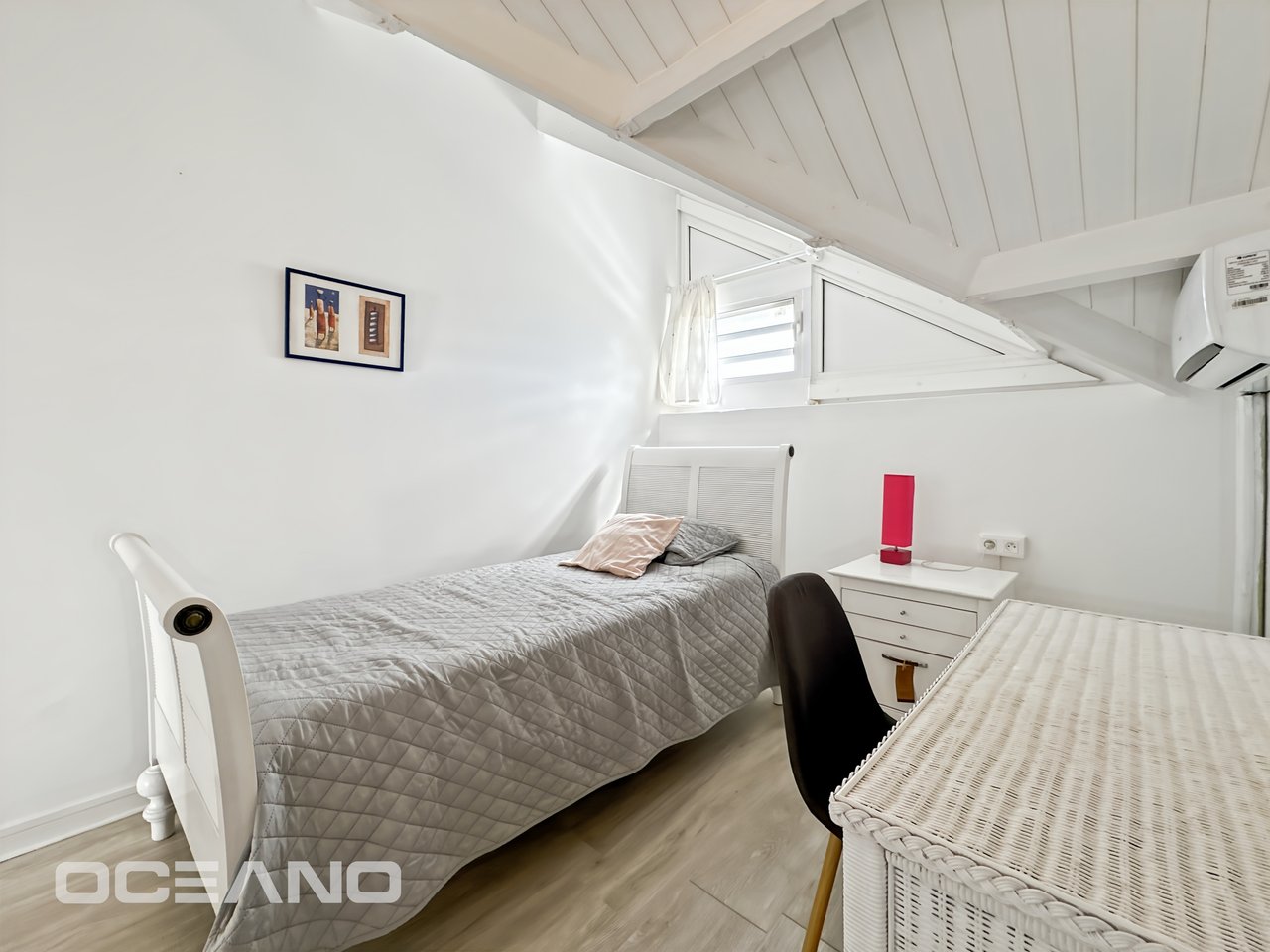 2 bedrooms with a sea view