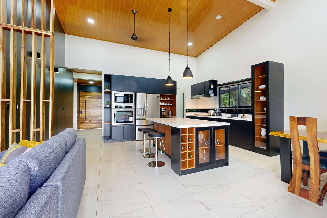 Casa Palma, Brand New Luxury 3 bedroom, 4 bathroom home with Amazing Sunset View in Quepos