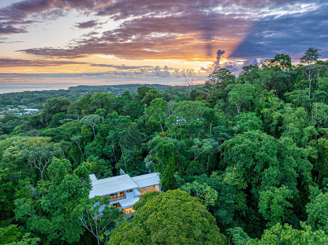 OUTSTANDING UVITA GEM, HIDDEN IN THE CANOPY WITH OCEAN AND MOUNTAIN VIEWS