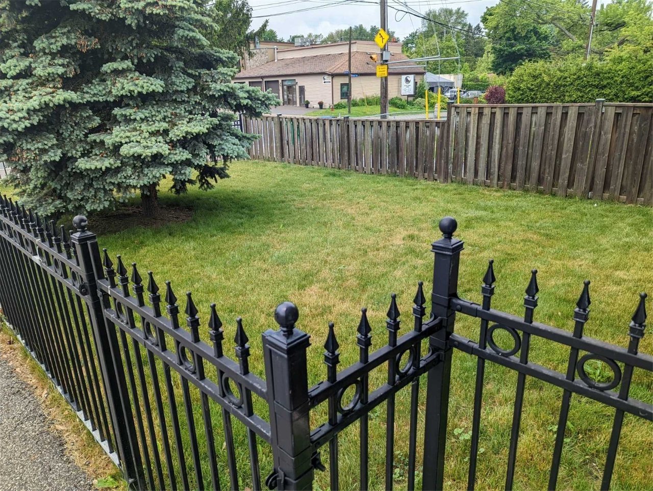 61 Mississauga Rd N 1