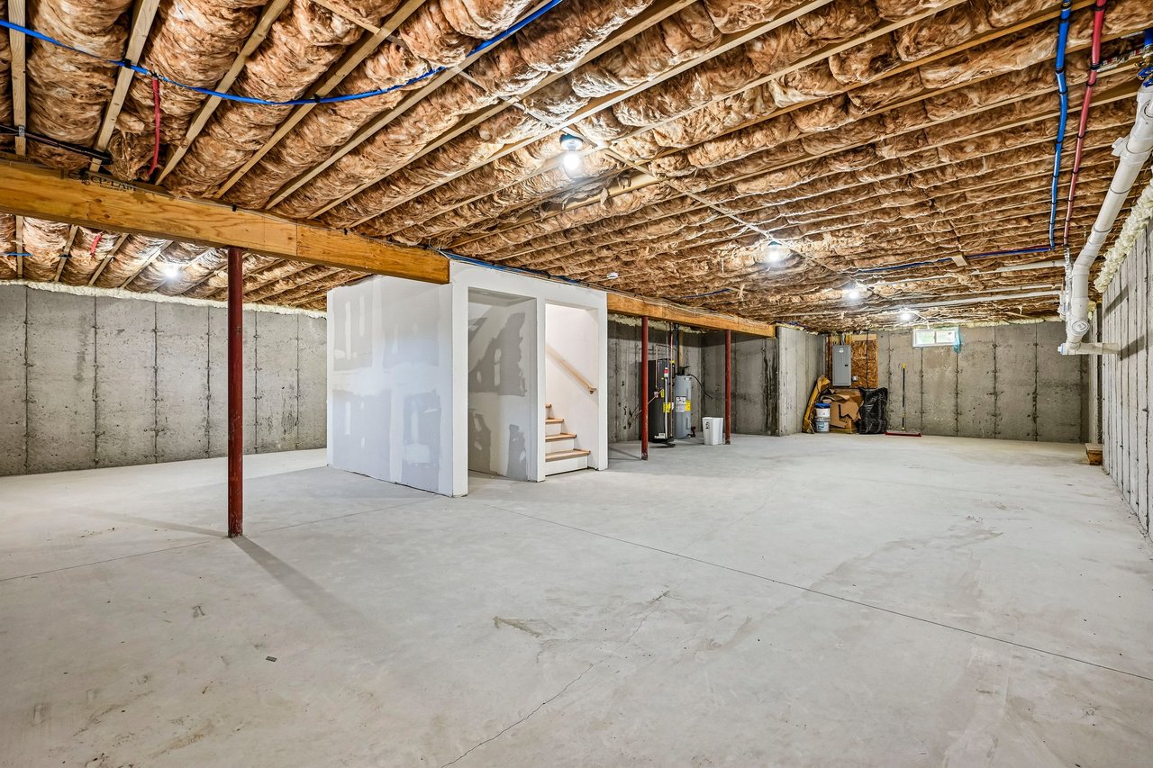 33 Seabiscuit Dr, Plymouth, MA 02360