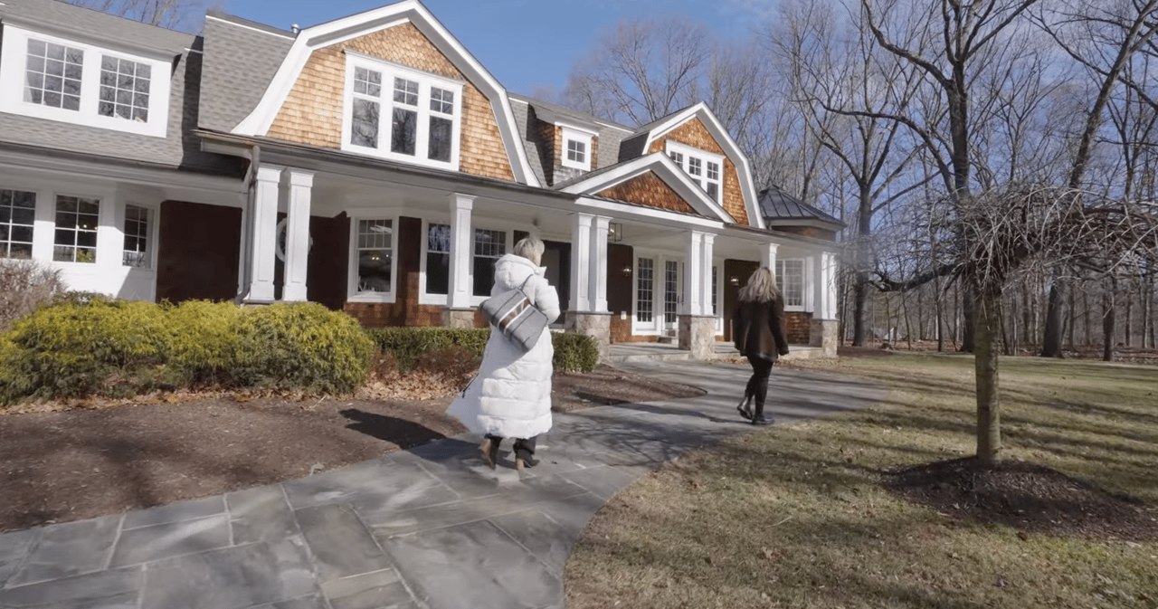  111 Fardale Ave, Mahwah, NJ 