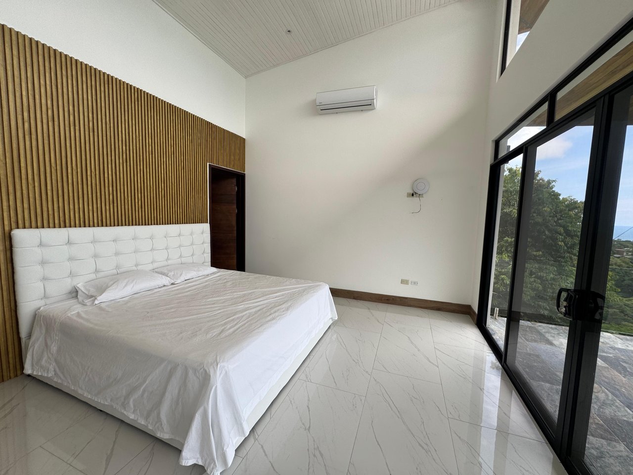 Modern Elegance Meets Incomparable Views, 3BDR&3Baths Home