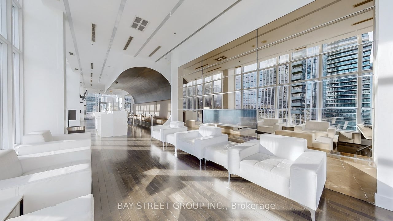 STUNNING SUNNY PENTHOUSE