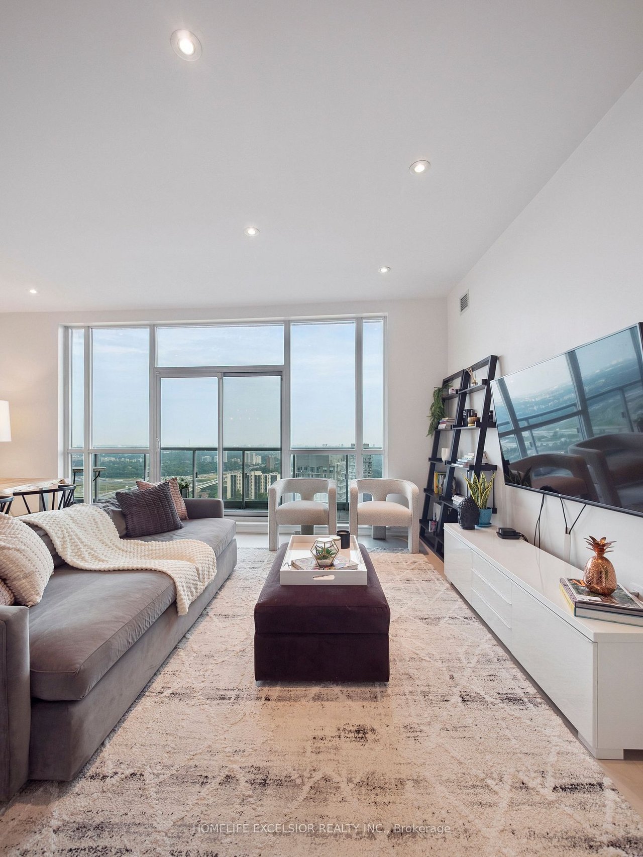 PENTHOUSE IN EMERALD CITY 