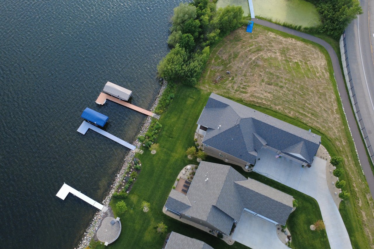 How Does Shoreline Footage Affect What My Lake Home Is Worth?