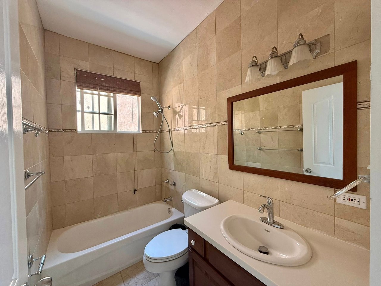 1084 Private Estate with Income