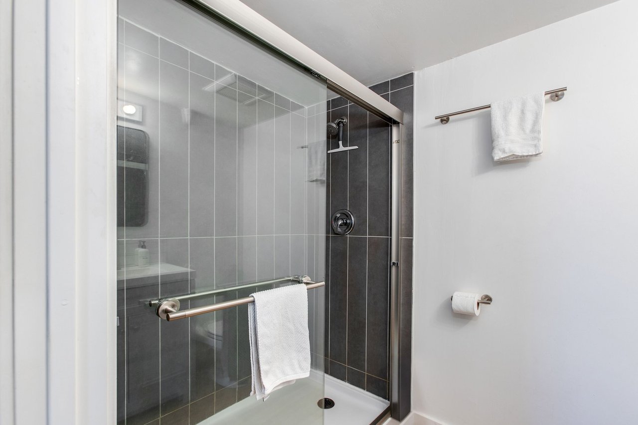 3508 N 62nd Pl - For Lease