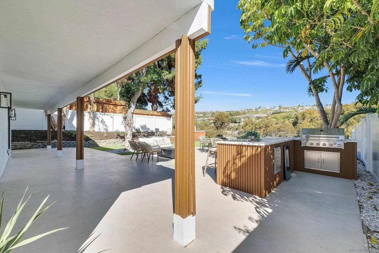 2241 Avenida Salvador