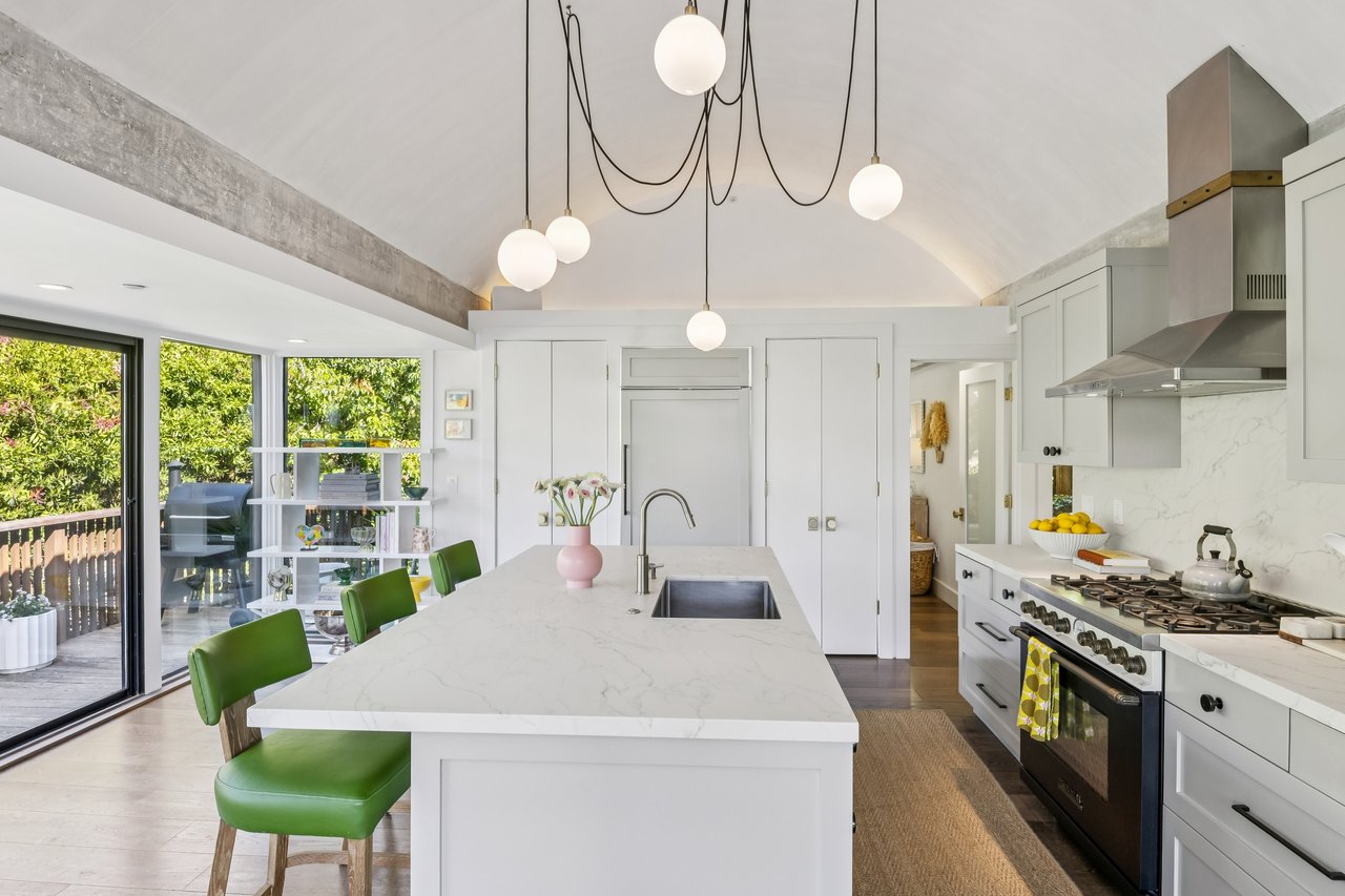 Stylish and Chic Upper Unit