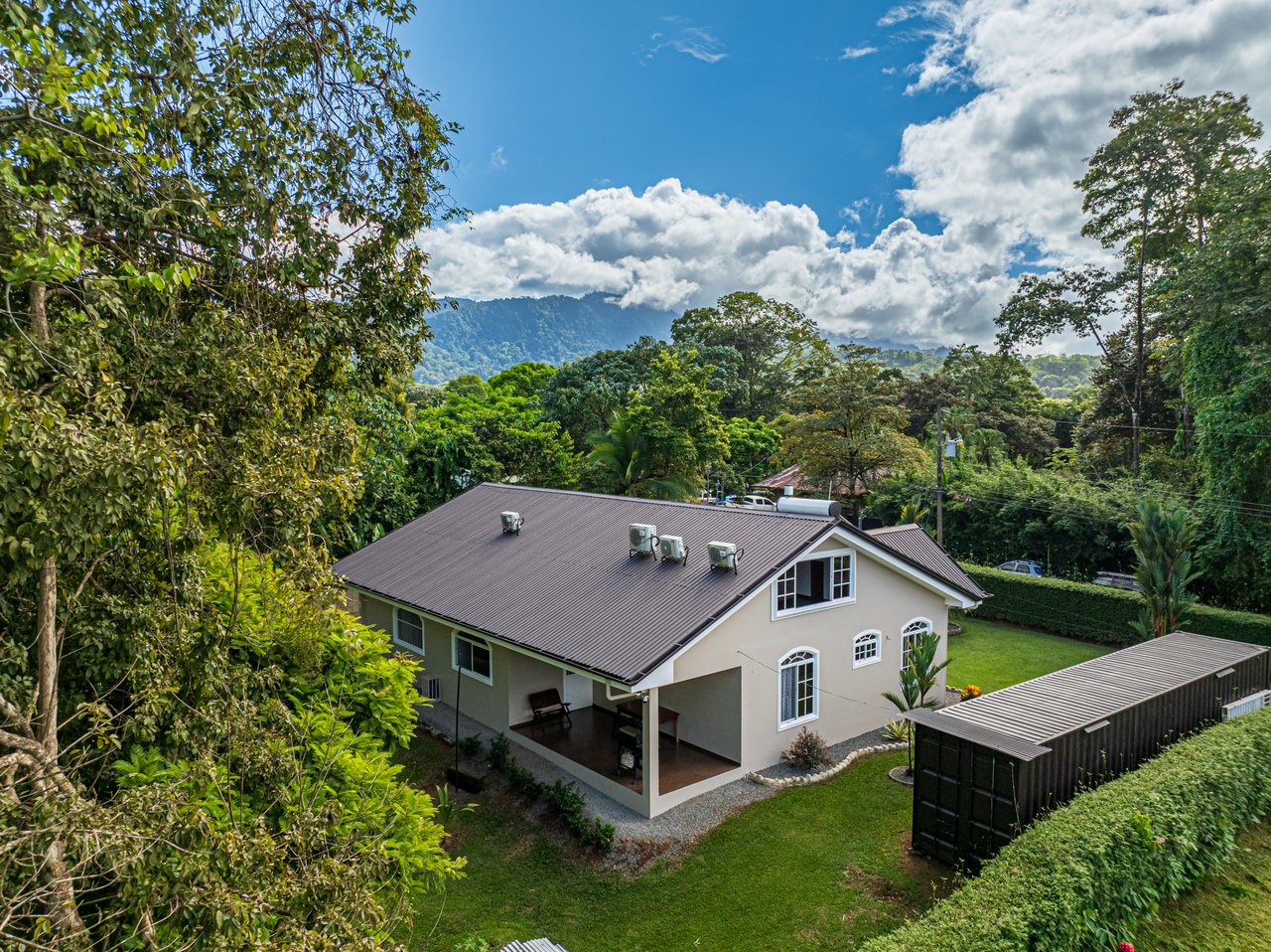 Exceptional 5-Bedroom Residence on Los Laureles Street – Prime Location & Versatile Layout