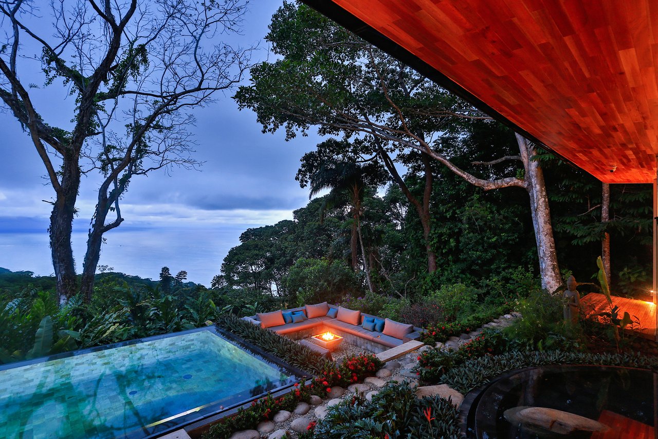Casa Sanctuary ·  Luxury Jungle Villa · Whale Tail View
