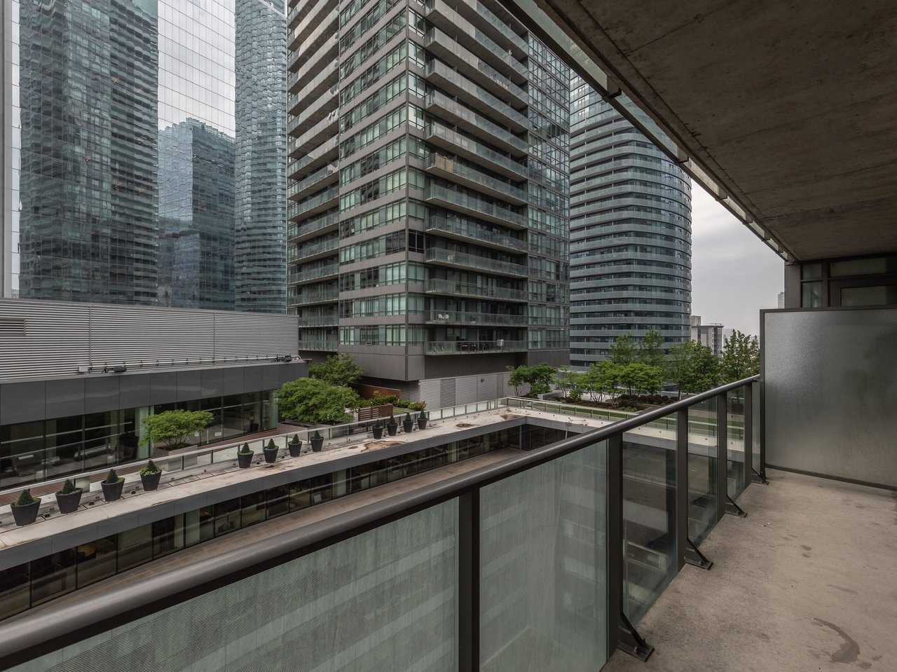 SOUTH SUITE IN MAPLE LEAF SQUARE