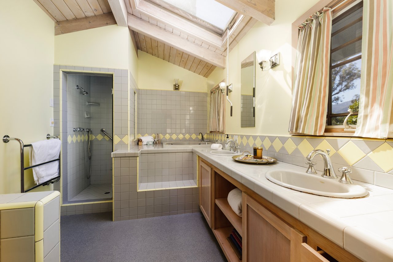 Four Bedroom Home Near Butterfly Beach