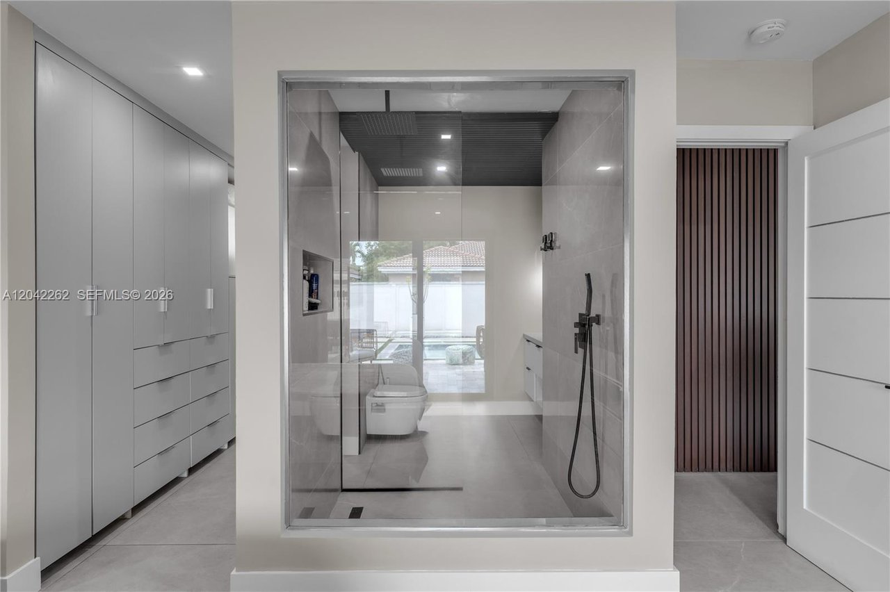 12772-sw-209-street-miami-home-for-sale-bathroom