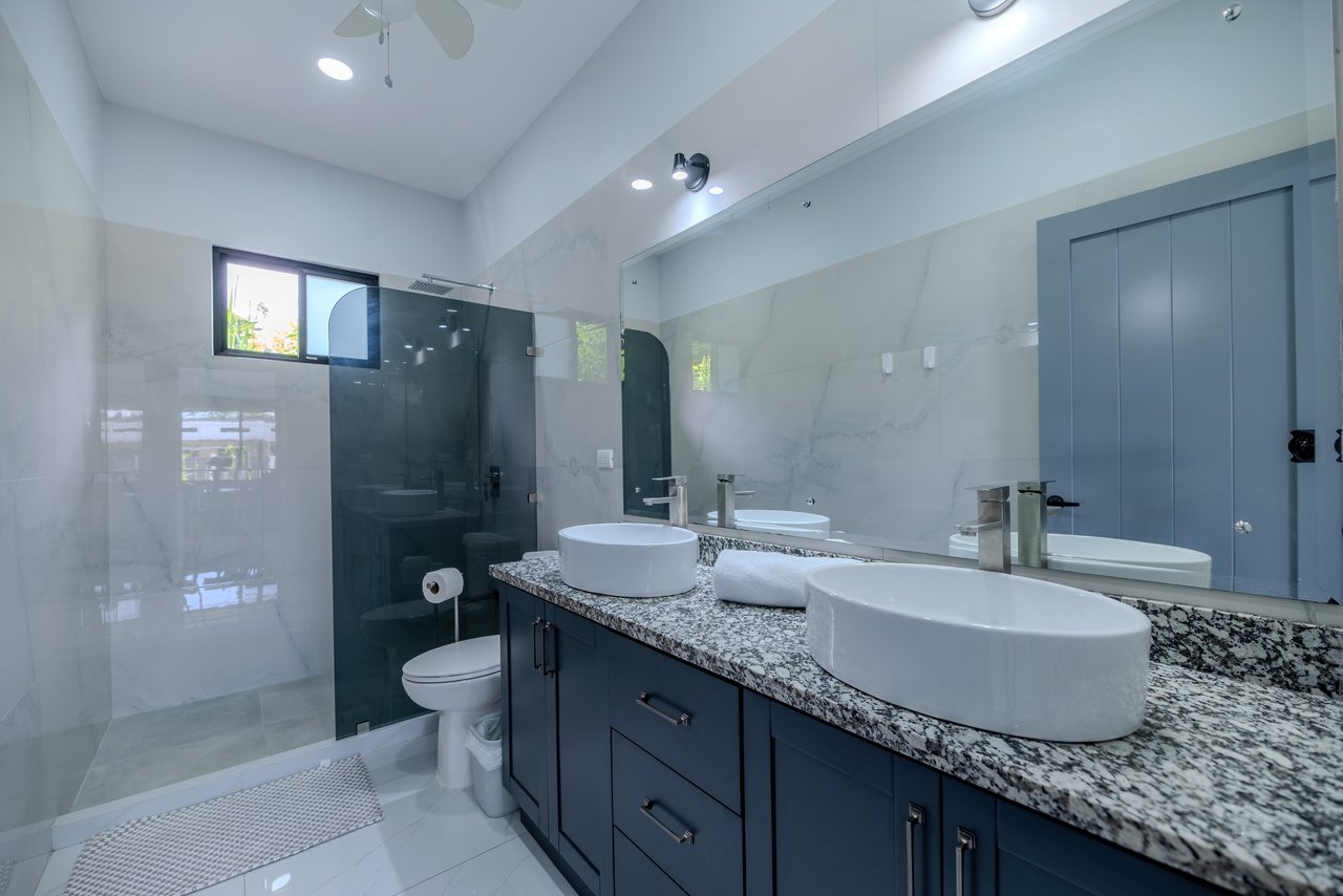 Modern 3-Bed, 3-Bath Home with Pool in Uvita – Walk to Town | Jardines del Sol