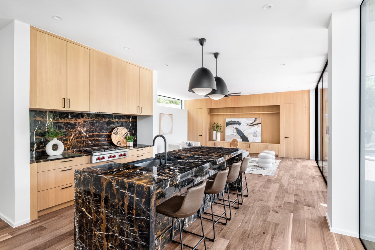 1121 Bluebonnet LN