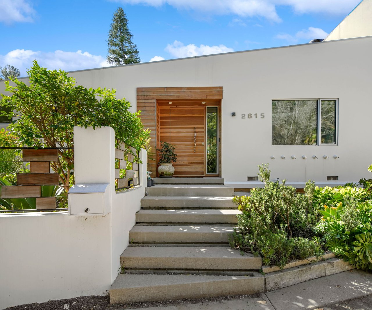 2615 La Cuesta Drive