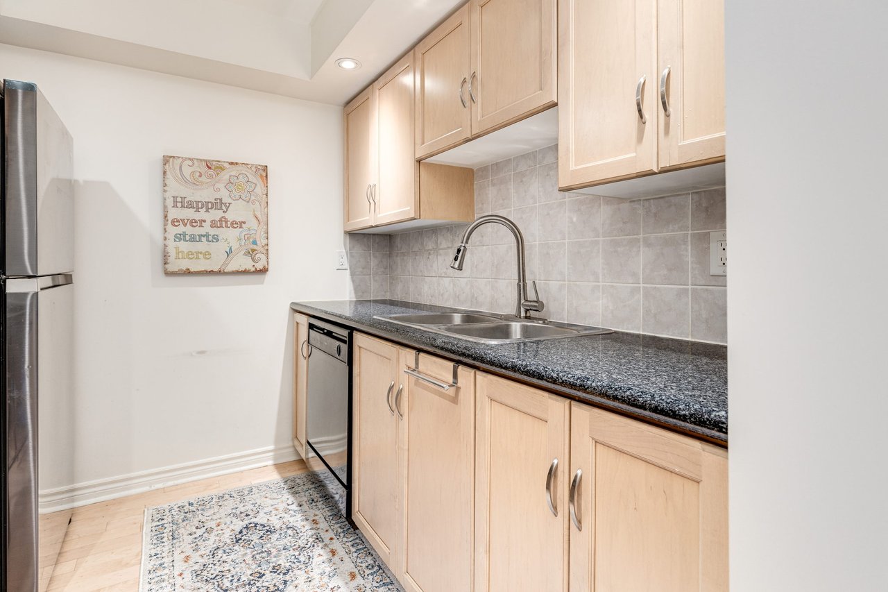 250 Wellington St W 535