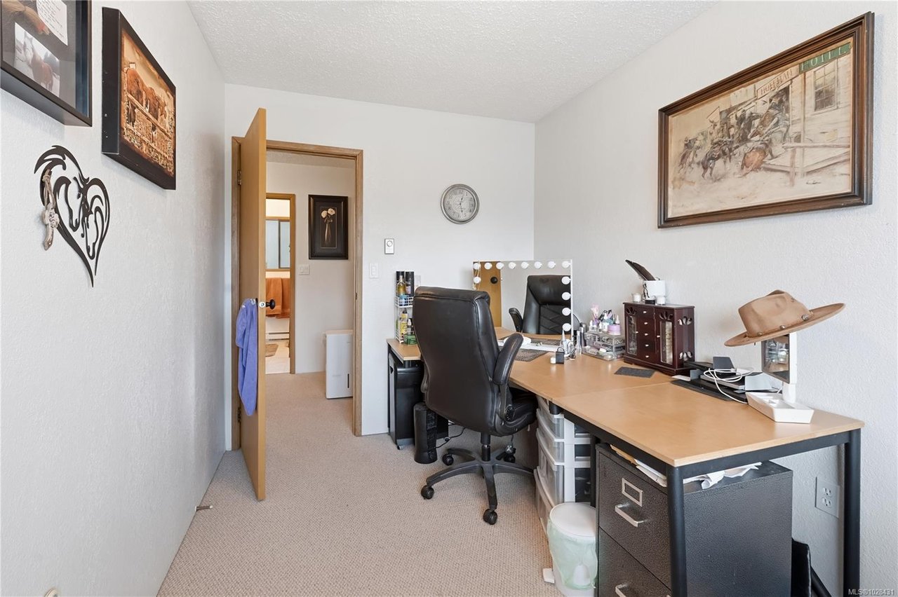 1639 Holly Cres