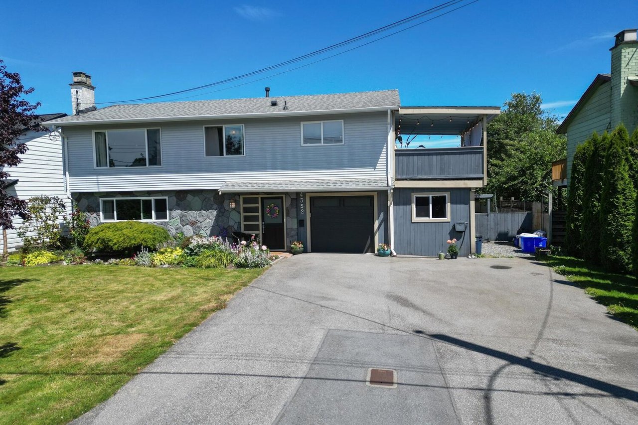 4352 49 St