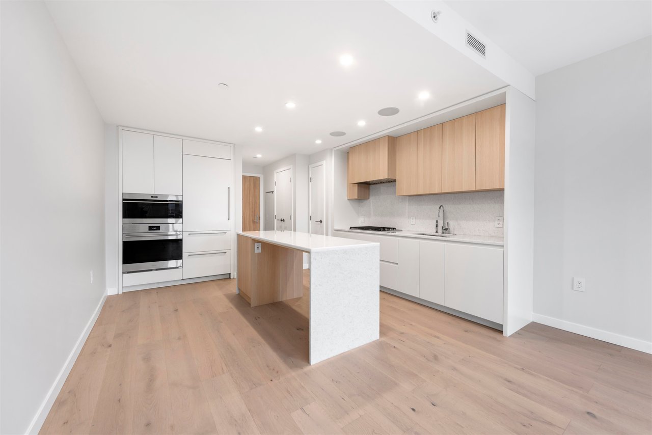 2302-7433 Cambie St