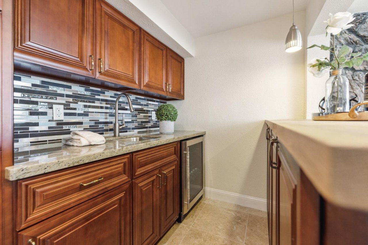 1829 Loyola Dr