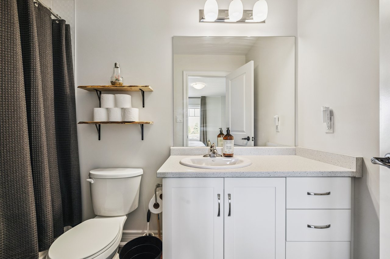 Beautifully updated END-UNIT townhome