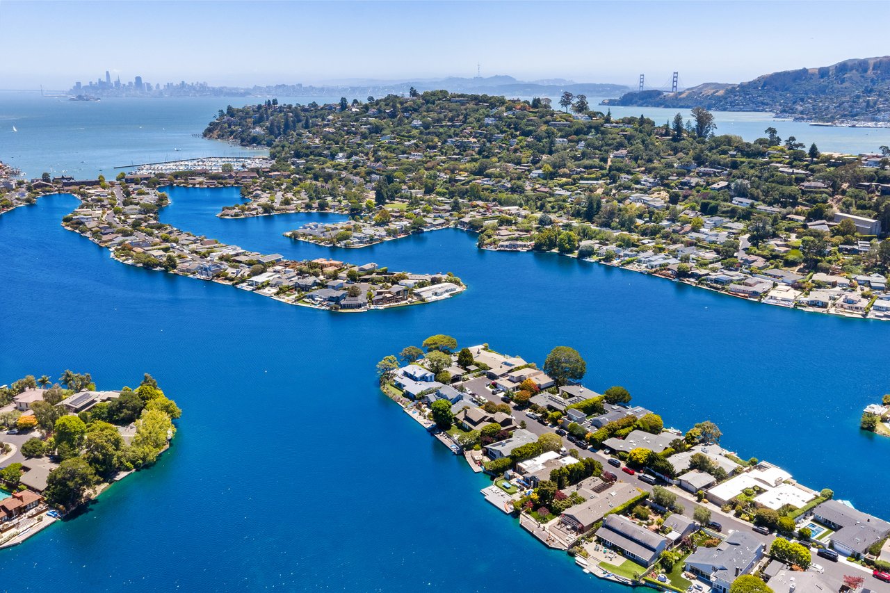Beautiful Single Level on the Belvedere Lagoon