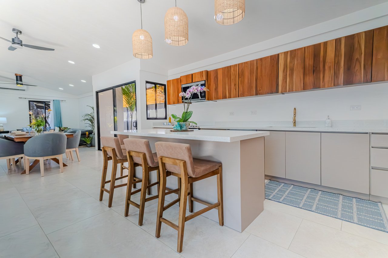 LOCATION,LOCATION, LOCATION – 3-BEDROOM VILLA STEPS FROM THE BEACH