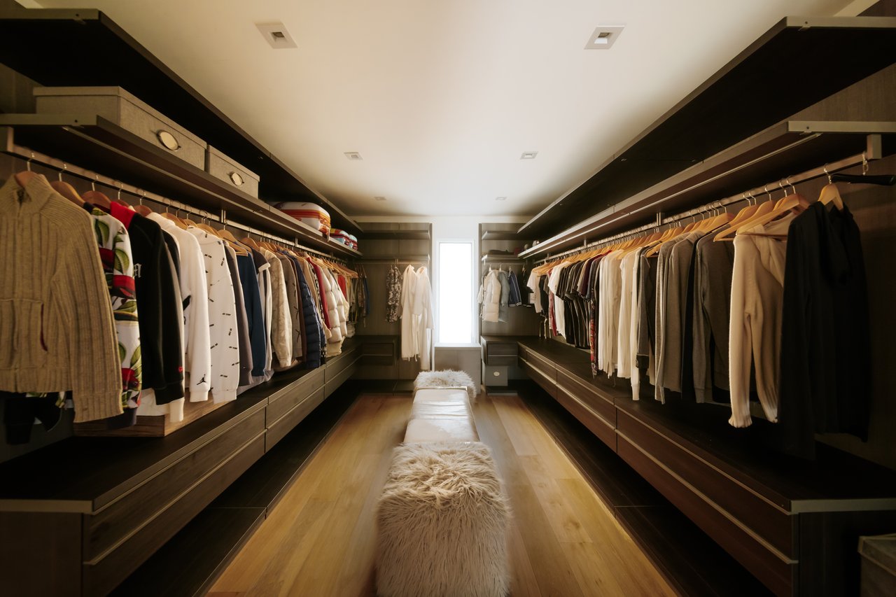 2402 Carman Crest Dr