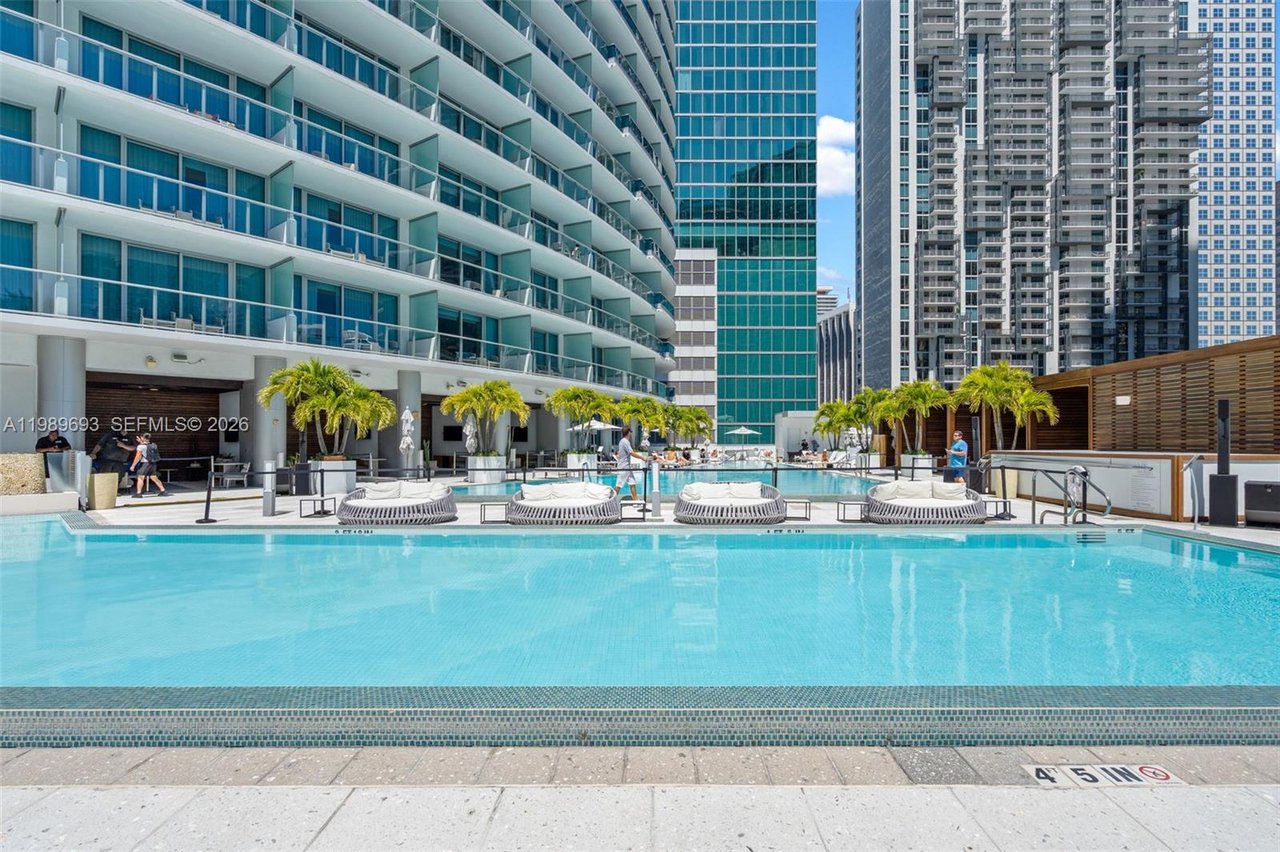 200-biscayne-blvd-way-3707-miami-condo-for-sale-pool