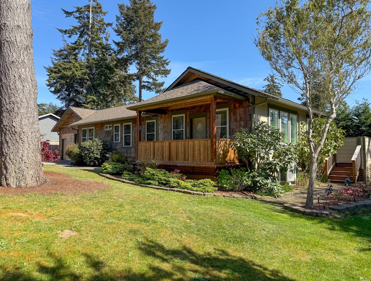 GORGEOUS 3 BEDROOOM HOME + GUEST SUITE IN GREAT EAST BANDON NEIGHBORHOOD!