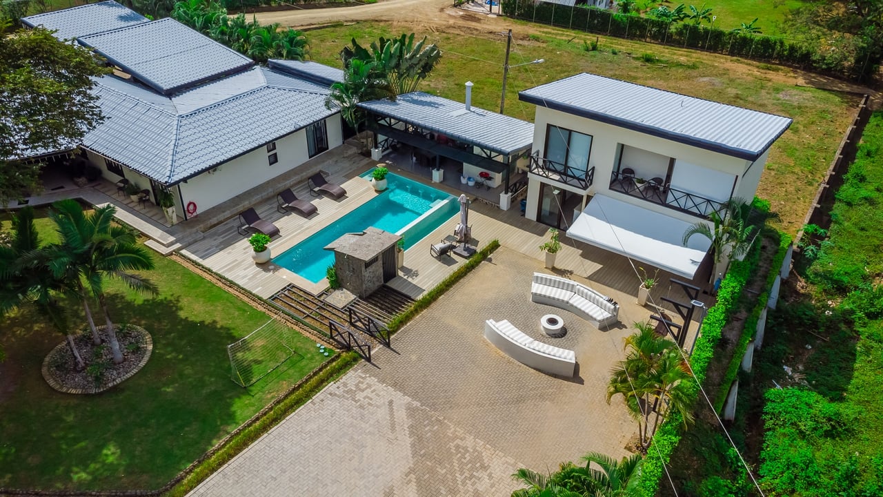 Casa Cielo | Luxurious Multifunctional Estate with Main House, Apartments, and Pool in Guanacaste!