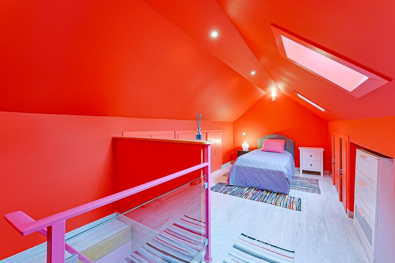 Charming 2-Bedroom Detached Home with Patio for Rent in Estoril